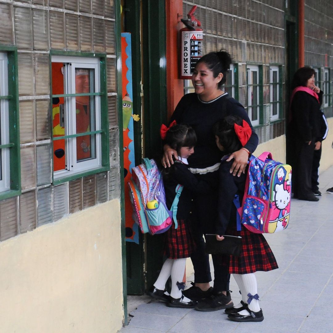 Una madre acompaña a sus dos hijas al salón de clases. Foto: Cuartoscuro